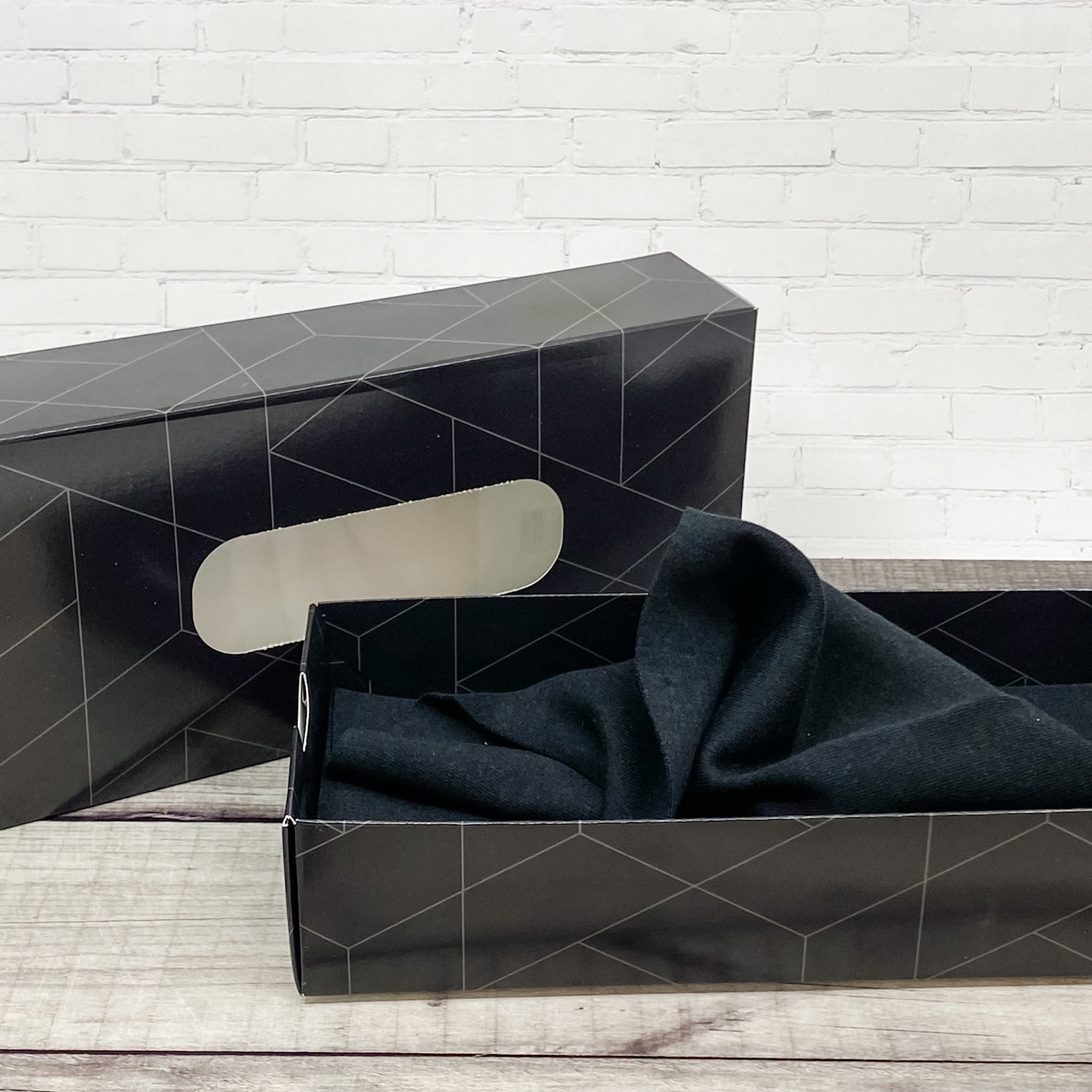 Mouchoirs lavables noirs avec boite en carton ouverte